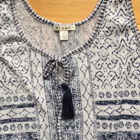 Adorable key hole tank with tie - Picture 2 of 3